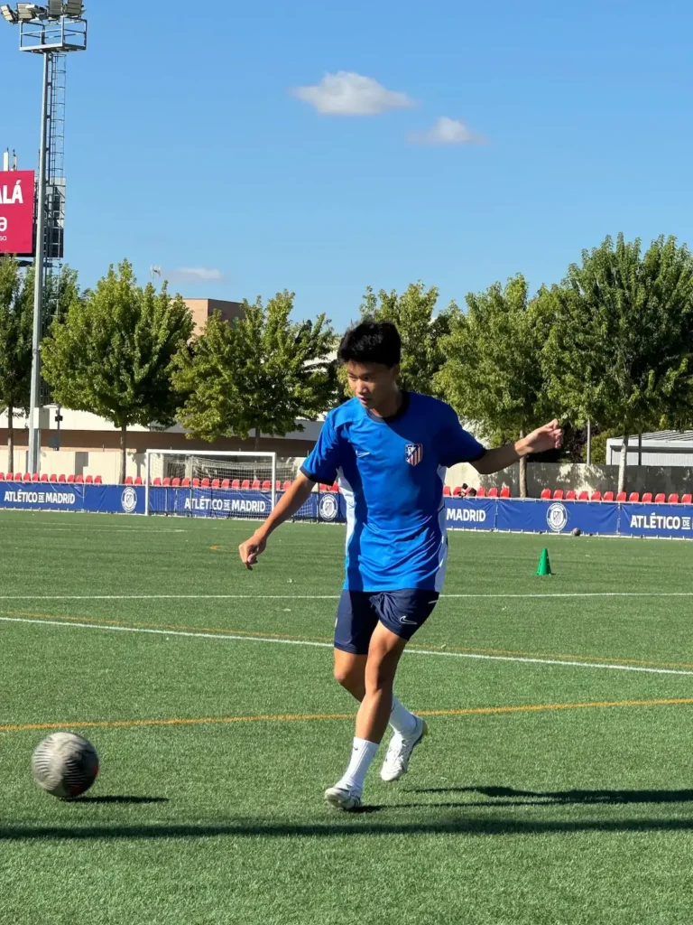 Mai Nguyen individual training session striking the ball at Atlético de Madrid Academy, September 2025